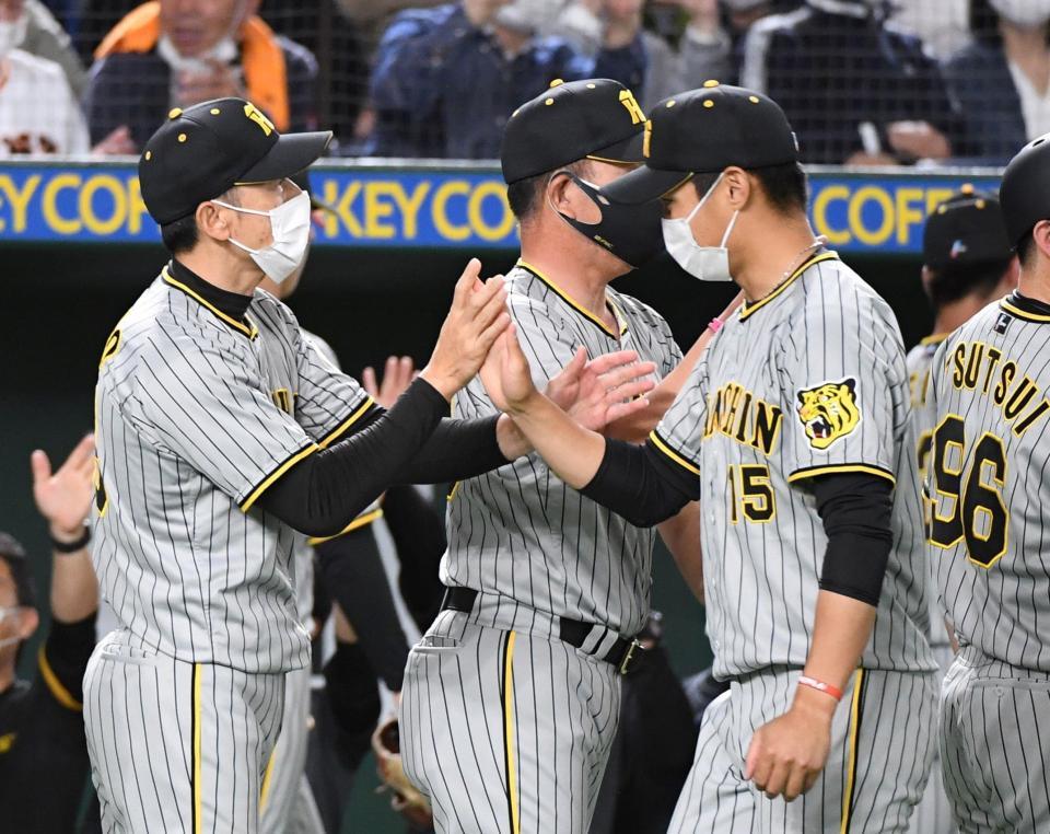 　矢野監督（左）から祝福される西純（撮影・佐藤厚）