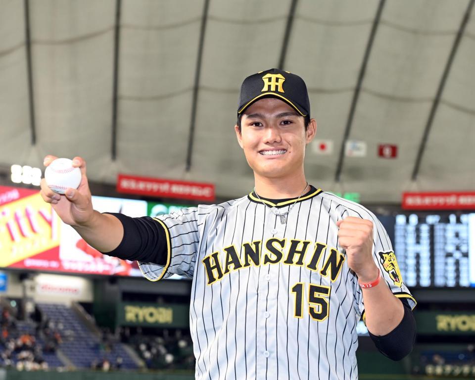 　西純はウイニングボールを手に笑顔を見せる（撮影・山口登）