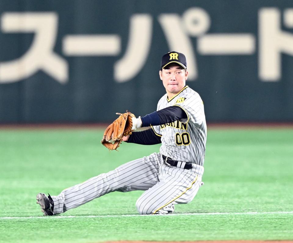 　５回、山本は大城の打球を捕球し一塁へ送球しアウトにする（撮影・山口登）