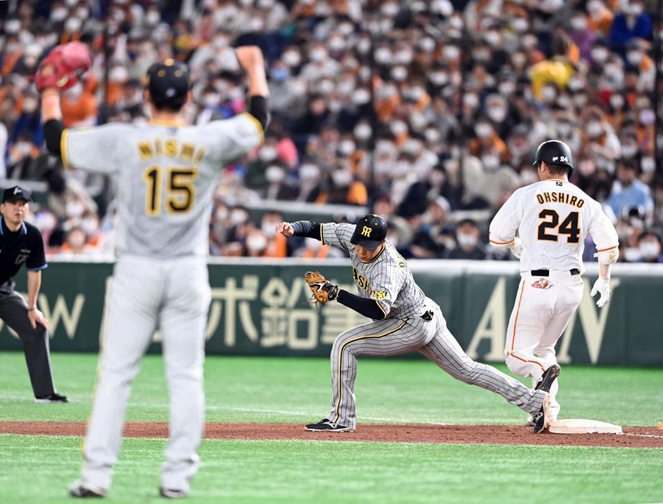 　５回、大城は二塁ゴロを放ち山本の好守でアウトになる（撮影・山口登）