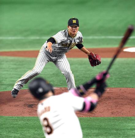 　１回、丸を空振り三振に打ち取る西純