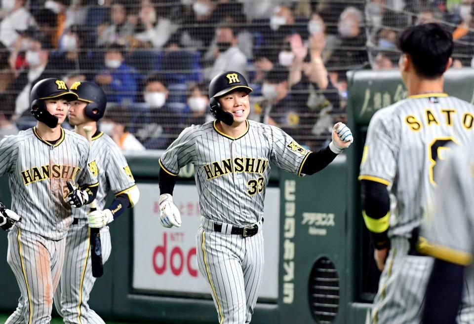 　８回、糸原（中央）と中野は糸井の適時打で生還しナインに迎えられる（撮影・山口登）