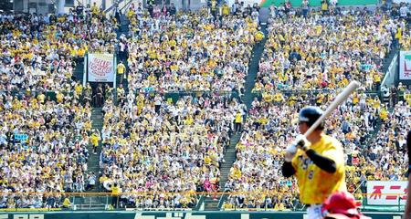 　久々に満員となる甲子園のスタンドに佐藤輝の本塁打が突き刺さるか！