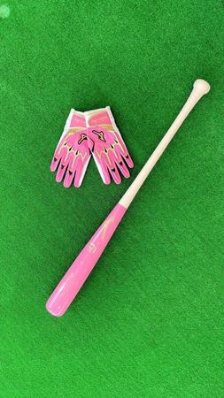 　マザーズデーで佐藤輝が使用するピンクバット＆革手（ミズノ社提供）