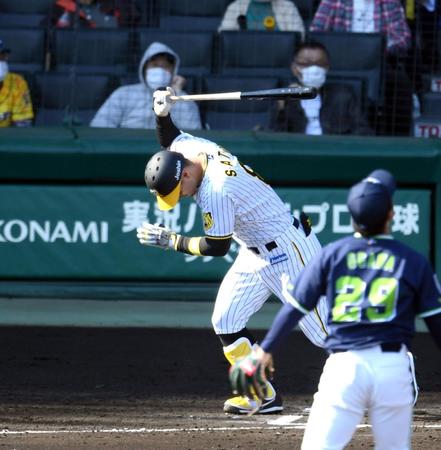 　６回、佐藤輝は三邪飛に倒れ悔しがる（撮影・山口登）