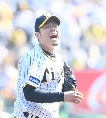 　２回、塩見に死球を与え、声を上げる西勇（撮影・飯室逸平）