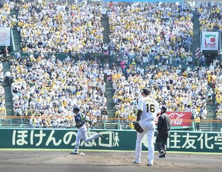 １回、村上に先制２ランを浴び、肩を落とす西勇（撮影・飯室逸平）