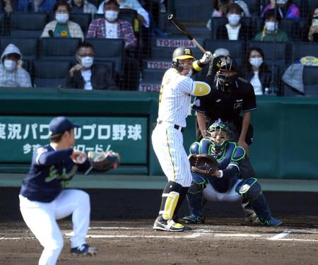 　６回、佐藤輝は徹底してインコースを攻められる（撮影・山口登）