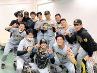 　プロ初勝利を挙げ、チームメートと記念撮影する渡辺（９２）＝球団広報提供