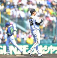 　１回、村上に先制２ランを浴びた西勇（撮影・吉澤敬太）