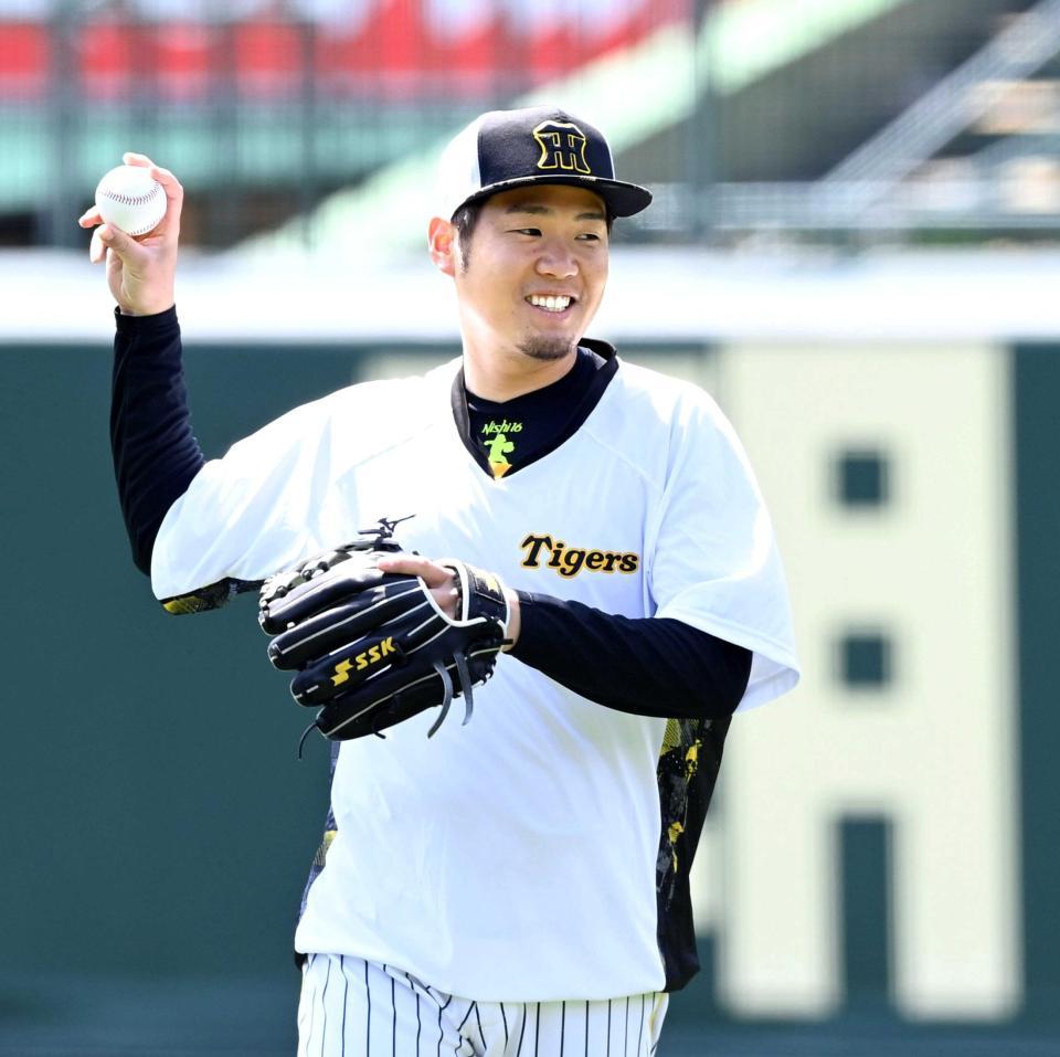 　笑顔でキャッチボールする西勇（撮影・飯室逸平）