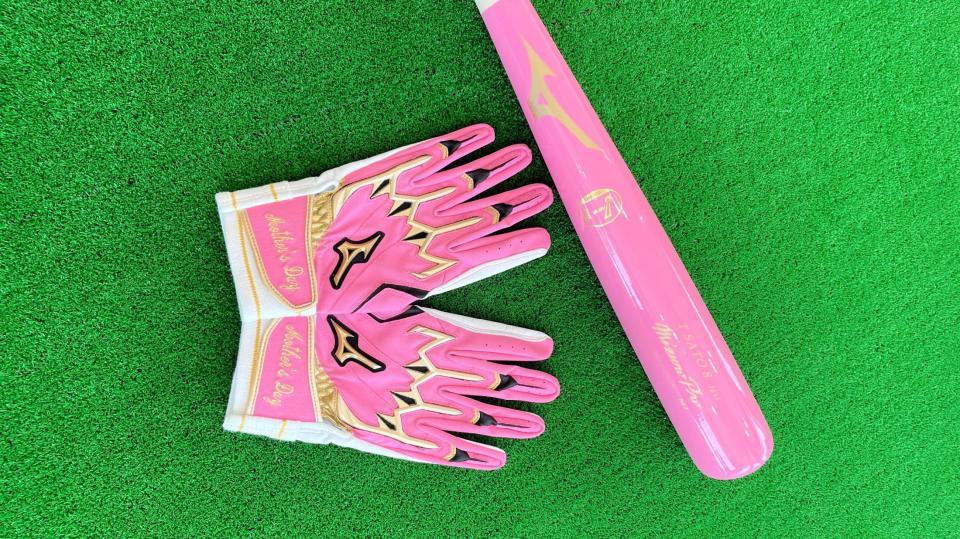 　マザーズデーで佐藤輝が使用するピンクバット＆革手（ミズノ社提供）