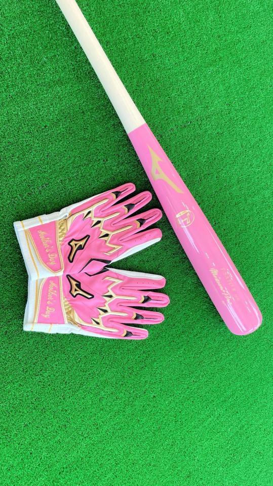 　マザーズデーで佐藤輝が使用するピンクバット＆革手（ミズノ社提供）