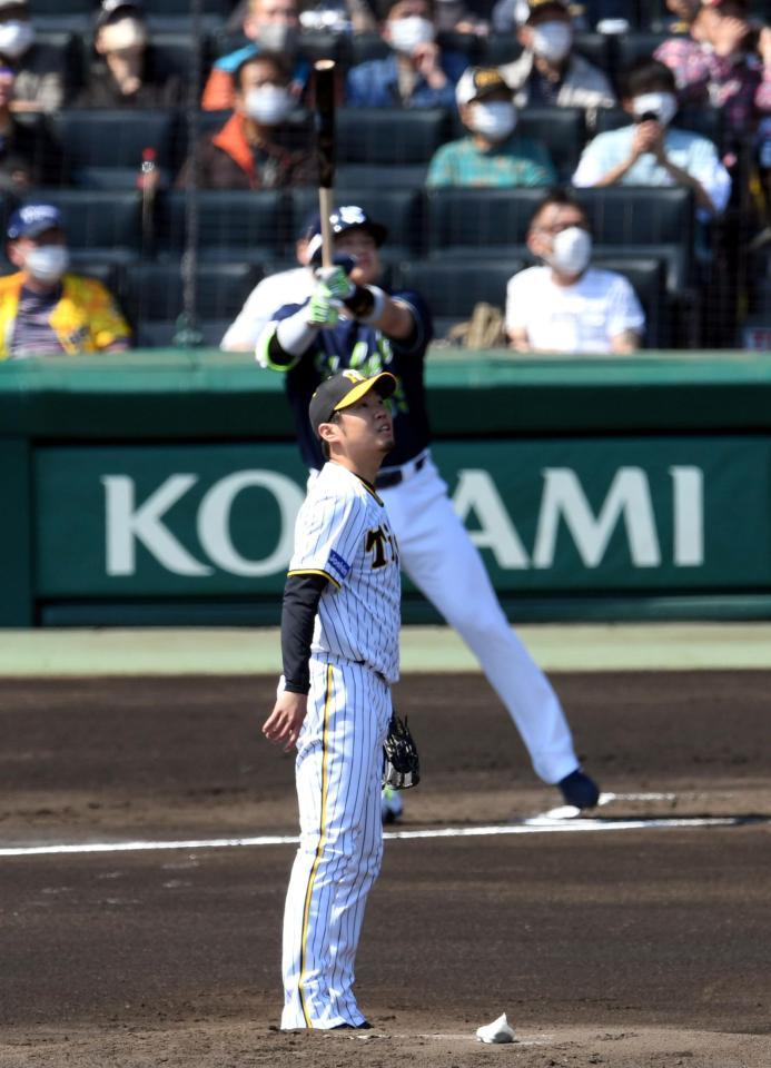 　１回、西勇は村上に先制２ランを許す（撮影・山口登）