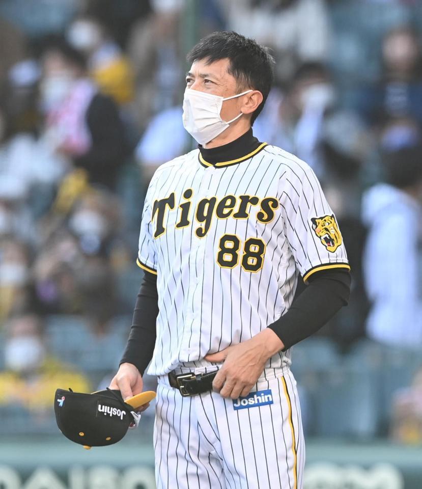 試合後、ファンにあいさつする矢野監督（撮影・飯室逸平）