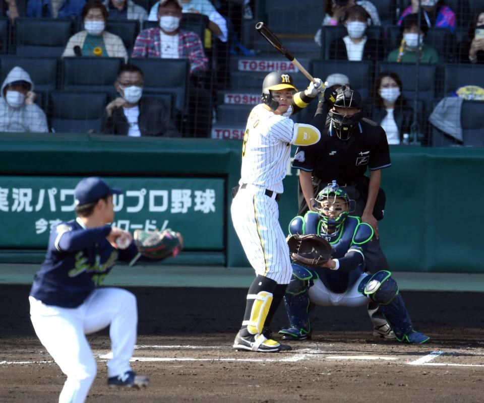 　６回、佐藤輝は徹底してインコースを攻められる（撮影・山口登）