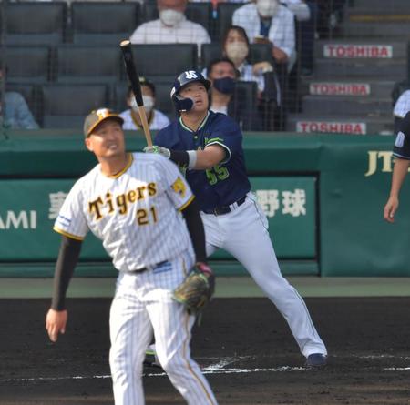 　６回、適時二塁打を放つ村上（撮影・神子素慎一）