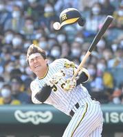 　３回、自らの打球でヘルメットが吹き飛ぶ山本（撮影・高部洋祐）