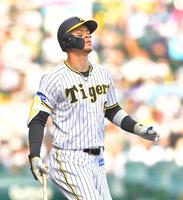 　８回、一直を放ち、飛び出した一走・熊谷もアウトになり、顔をしかめる佐藤輝（撮影・吉澤敬太）