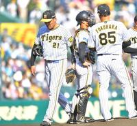 　６回、うつむきながらマウンドを降りる秋山（左）＝撮影・吉澤敬太