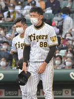 　ヤクルトに敗れ、グラウンドに整列する矢野監督（手前）＝撮影・高部洋祐