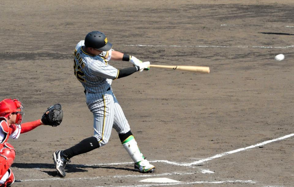 　８回に勝ち越し適時打を放つ井上
