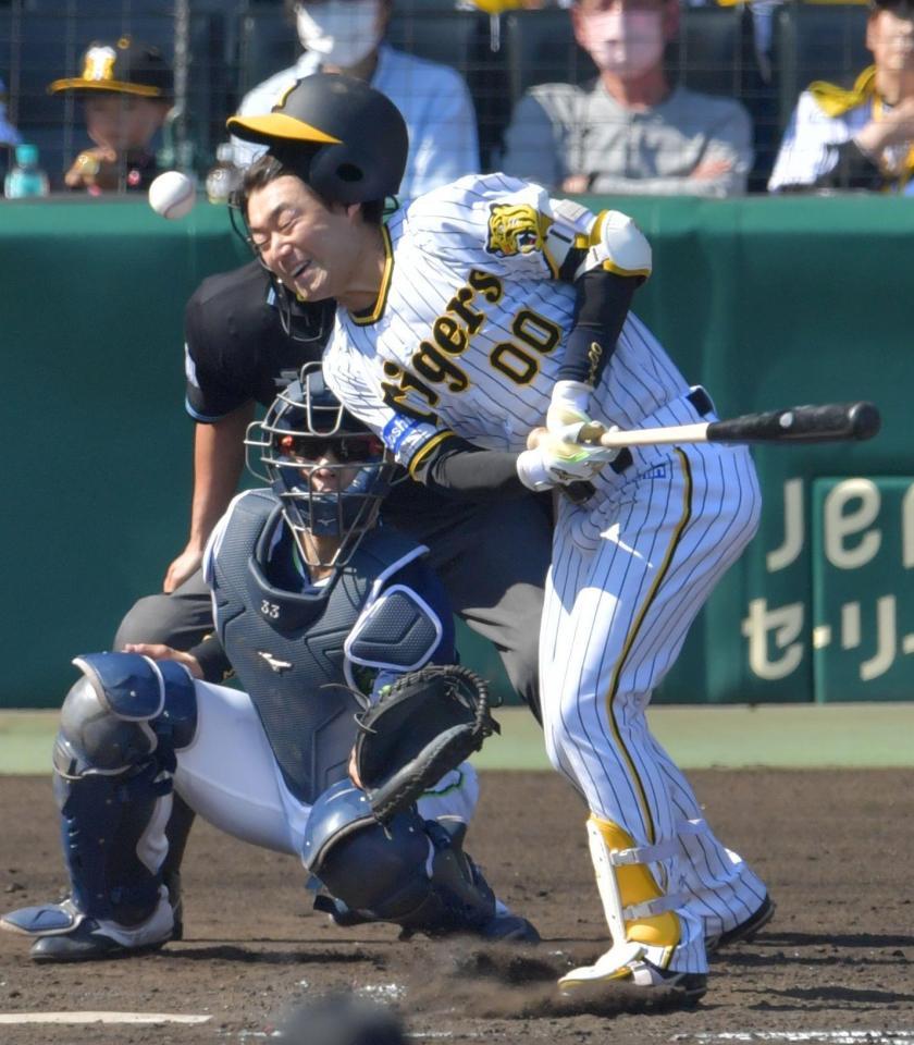 　３回、自打球が当たる山本（撮影・神子素慎一）