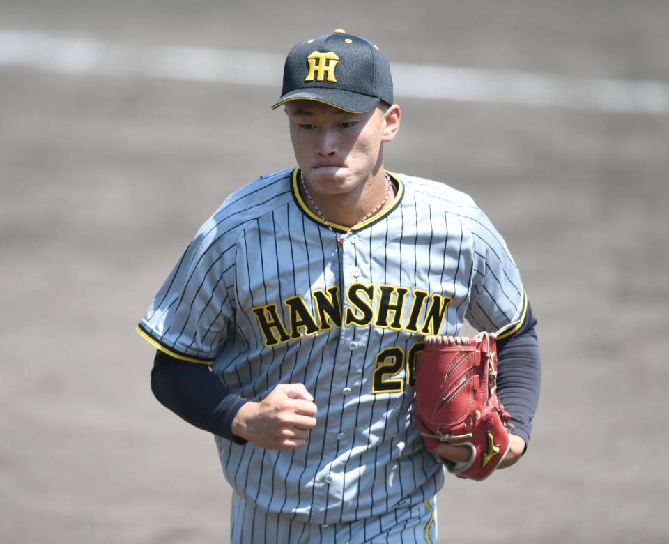 　２回、３点を献上し厳しい表情でベンチへと引き揚げる森木（撮影・石井剣太郎）