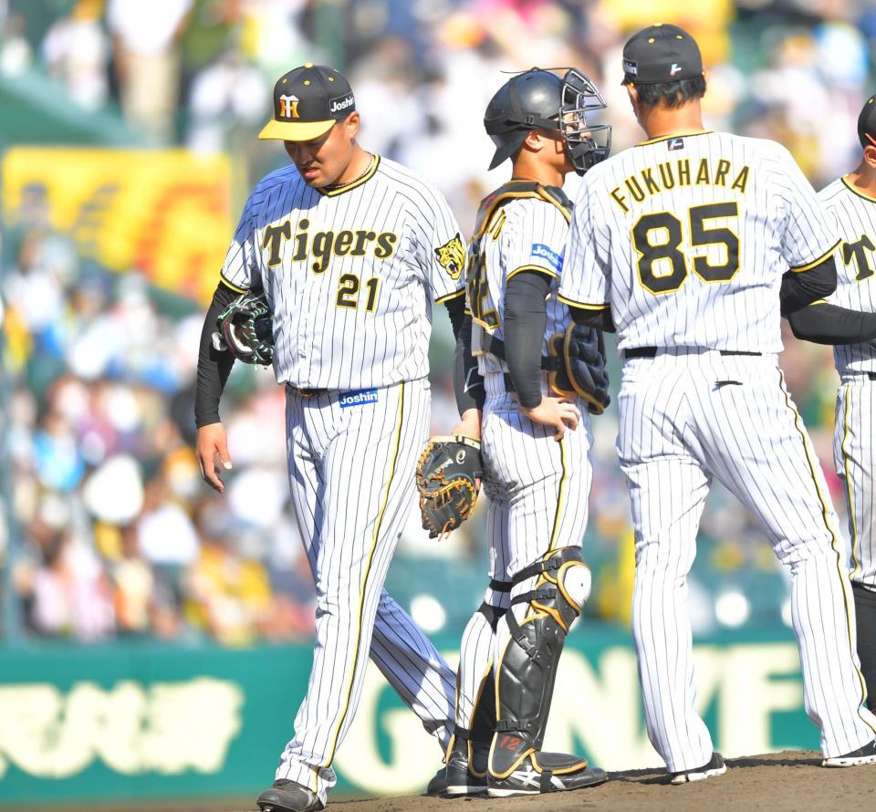 　６回、うつむきながらマウンドを降りる秋山（左）＝撮影・吉澤敬太