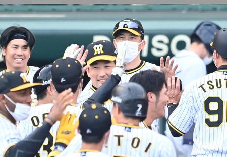 　サヨナラでの勝利を喜ぶ矢野監督（中央奥）ら＝撮影・飯室逸平