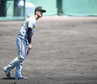 　２回、呆然と打球の行方を見つめる森木（撮影・石井剣太郎）