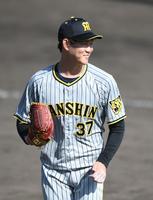 　笑顔でベンチに戻る及川（撮影・石井剣太郎）