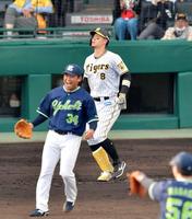 　８回、一直併殺に倒れる佐藤輝（撮影・神子素慎一）