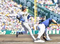 　２回、併殺のゴロに倒れた阪神・梅野（撮影・吉澤敬太）