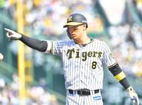 　３回、中前に適時打を放ち、ベンチに向かって右腕を突き出す阪神・佐藤輝（撮影・吉澤敬太）