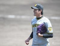 　２回、得点を許さず投げ終え、笑顔でベンチに戻る阪神・藤浪（撮影・石井剣太郎）