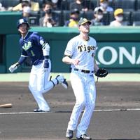 　１回、ヤクルト・山田に先制犠飛を打たれる阪神・ガンケル（撮影・飯室逸平）