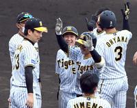 　９回、近本（中央）は、山本（中央右）の押し出し四球で生還しサヨナラ勝利で笑顔を見せる（撮影・山口登）
