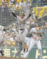 　サヨナラの押し出し四球を選んだ山本は、歓喜のジャンプ（撮影・高部洋祐）