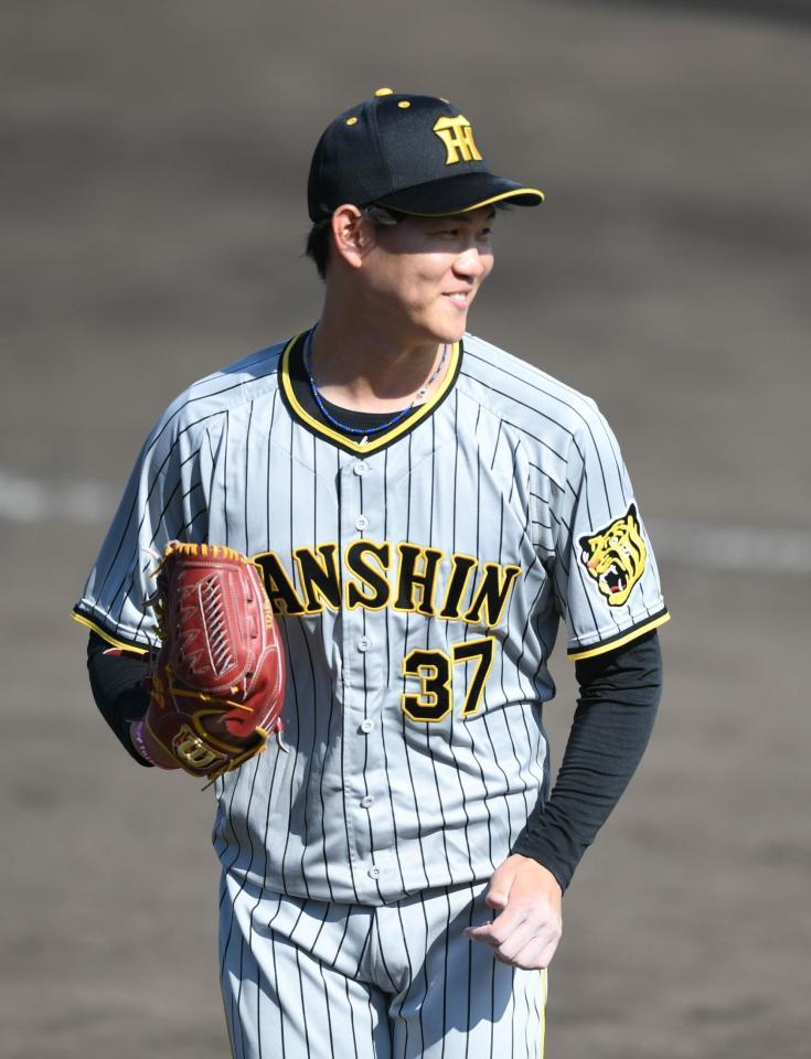 　笑顔でベンチに戻る及川（撮影・石井剣太郎）