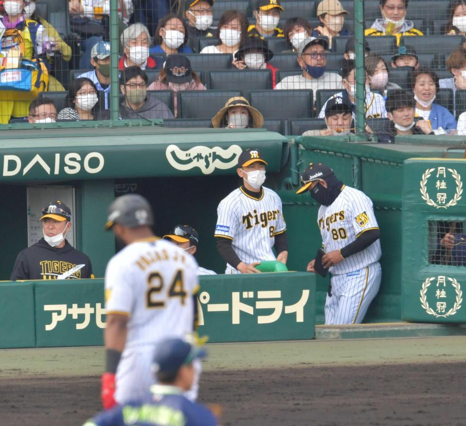 　７回を終え交代を告げにベンチを出る矢野監督