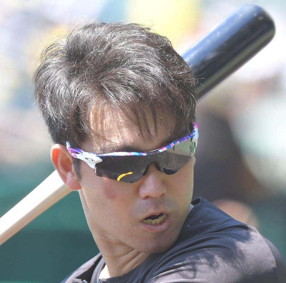 　試合前、右頬を腫らしながらも打撃練習に励む阪神・山本（撮影・高部洋祐）