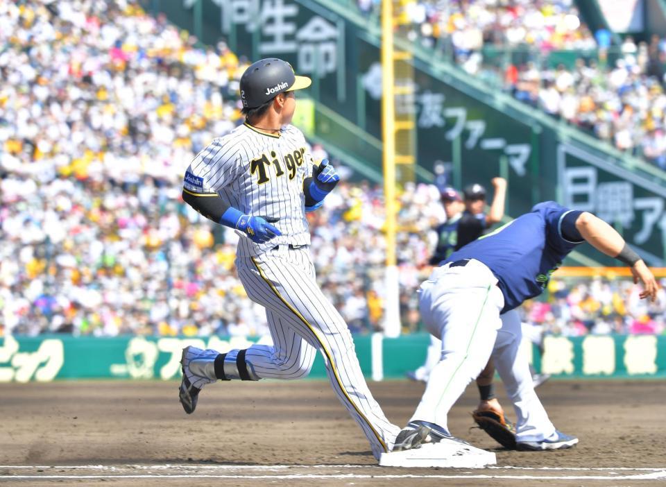 　２回、併殺のゴロに倒れた阪神・梅野（撮影・吉澤敬太）