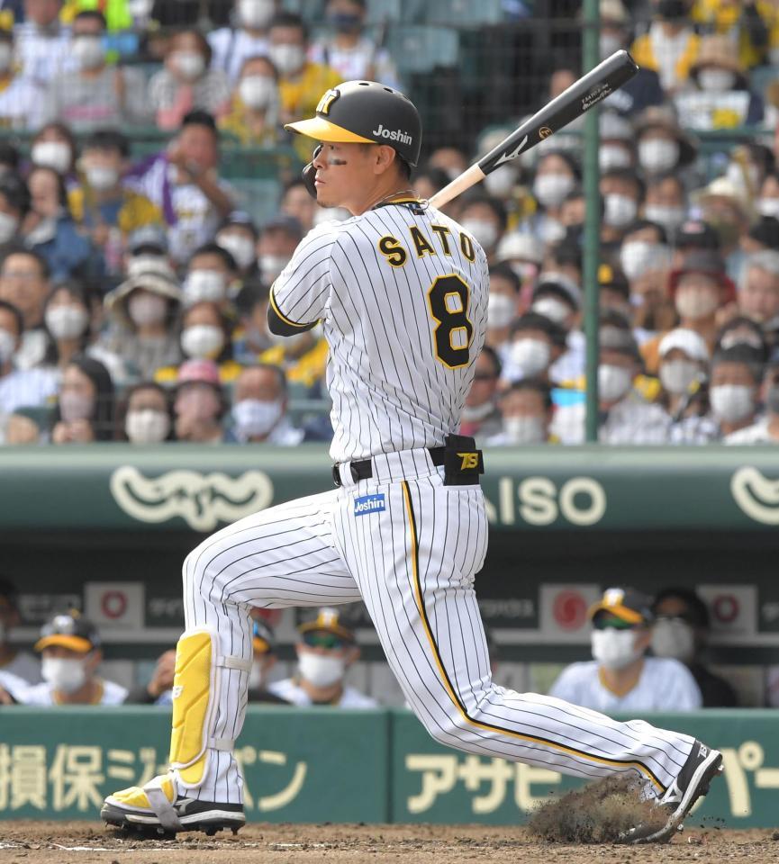 　３回、中前に適時打を放つ阪神・佐藤輝（撮影・高部洋祐）