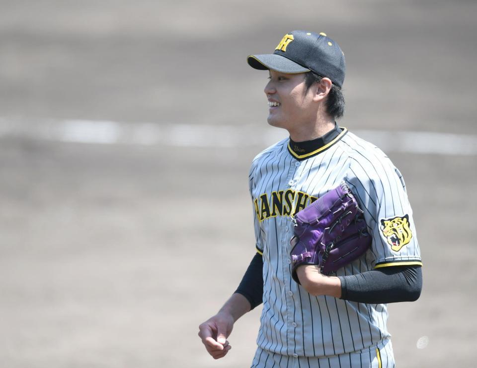 　２回、得点を許さず投げ終え、笑顔でベンチに戻る阪神・藤浪（撮影・石井剣太郎）
