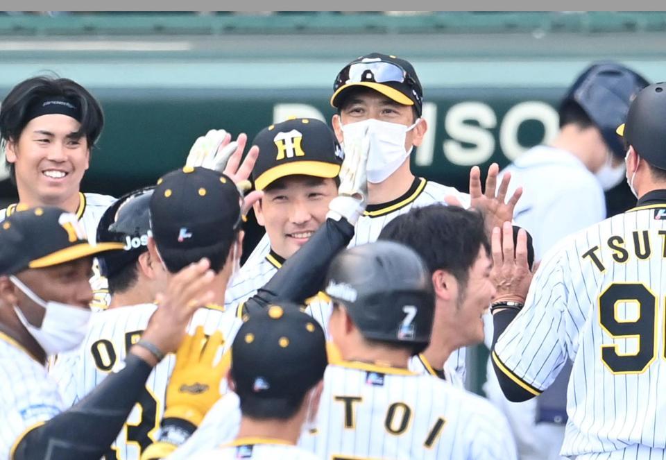 　サヨナラでの勝利を喜ぶ矢野監督（中央奥）ら＝撮影・飯室逸平