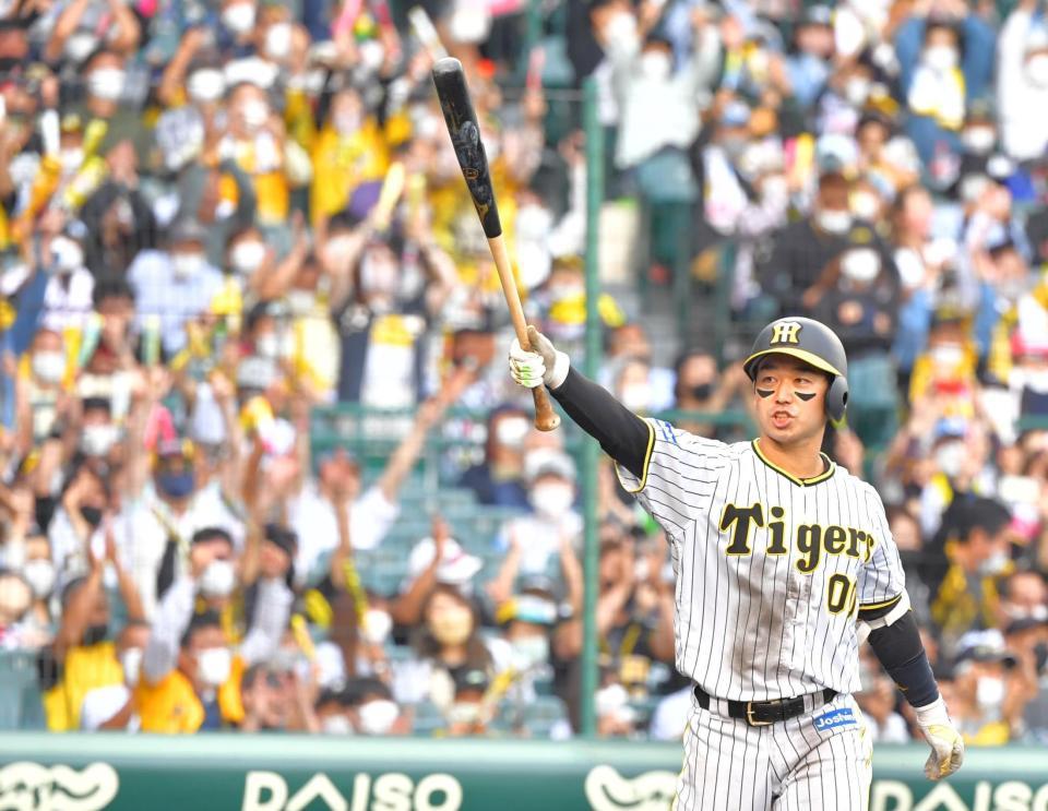 　９回、サヨナラ押し出しを選び、バットを掲げて喜ぶ山本（撮影・吉澤敬太）