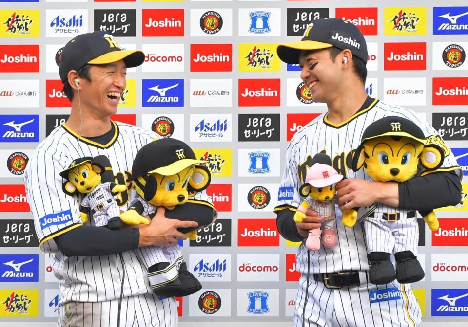 　子供たちからのインタビューに笑顔で答える近本（左）と山本（撮影・吉澤敬太）