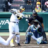 　３回、中前タイムリーを放つ佐藤輝