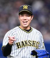 　２回、笑顔でナインに声をかける青柳（撮影・飯室逸平）